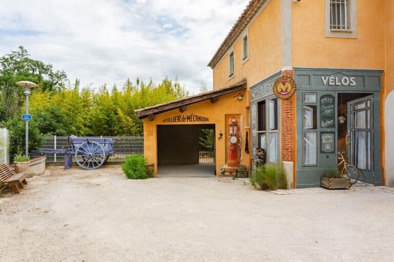 Le garage et place de parking privée
