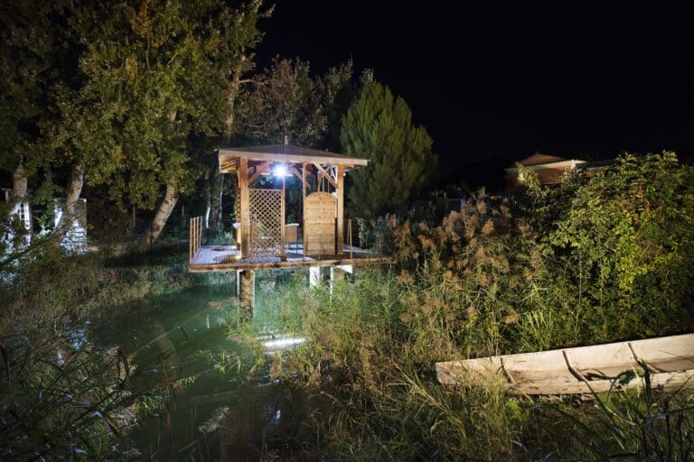 Kiosque sur l'eau la nuit