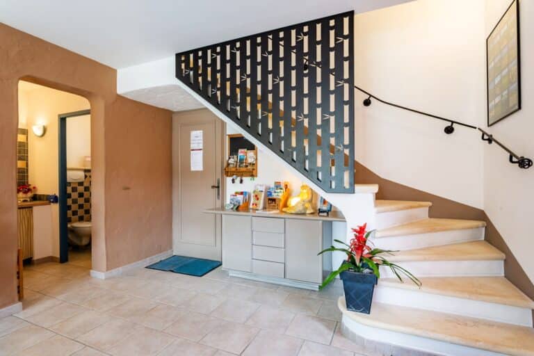 L'escalier et l'entrée du gîte