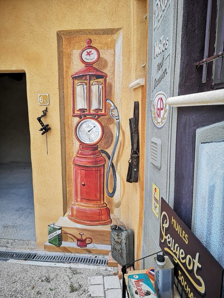 A petrol pump painted in trompe-l’œil style on a wall at the Gîtes de Bel-Air